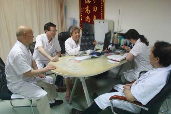 上海肝病专家金晓燕坐诊河南省医药院附院:患者扎堆问诊 直言\机会难得\